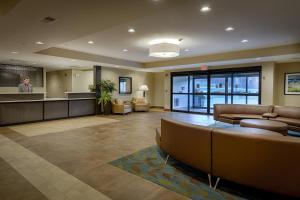 莱克维尔Candlewood Suites Lakeville I-35, an IHG Hotel的大厅配有沙发,大楼内设有一间酒吧