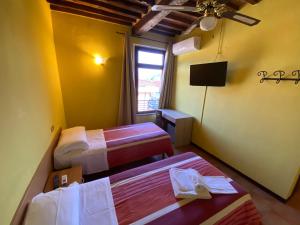 弗纳茨迪巴戈Al 182的酒店客房设有两张床和窗户。
