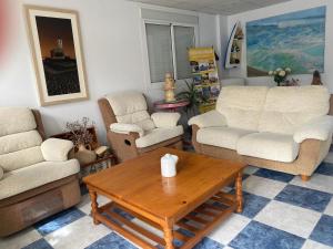 圣何塞波多黎各赫诺韦斯旅馆的客厅配有两张沙发和一张咖啡桌