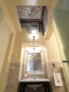 博洛尼亚Antica Casa Zucchini B&B的一间带水槽和镜子的浴室