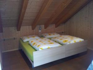 芙露姆赛山司切文迪霍夫酒店的一间带两张床的卧室,位于木天花板的房间