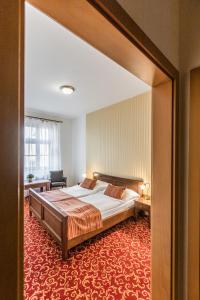 Hotel U Zlatého kohouta客房内的一张或多张床位