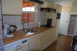 斯赫拉芬赞德dutchduochalet37的厨房配有水槽和台面
