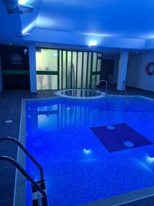 伊普斯威奇Best Western Ipswich Hotel的大楼内带蓝色灯光的大型游泳池