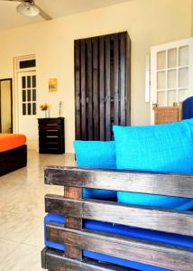 明德卢Casa Bom Dia的客厅的长凳,配有蓝色枕头