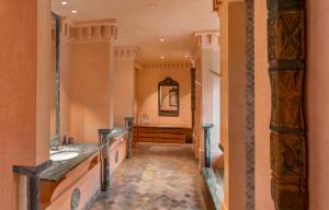 马拉喀什Amanjena Resort的浴室设有2个水槽和镜子
