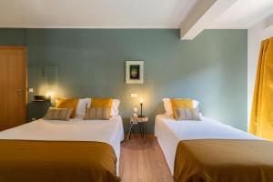 吉尔斯阿劳霍卡瓦略酒店的两张睡床彼此相邻,位于一个房间里