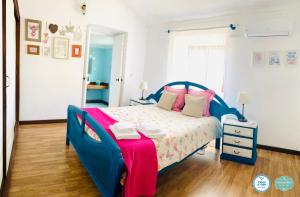 Santa MartaCasa Alfazema do Monte的一间卧室配有蓝色的床和红白毯子