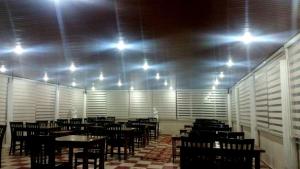 库萨达斯Selina Hotel的用餐室配有桌椅和灯光