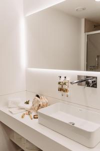 蓬塔德尔加达Canadiano Urban Nature Hotel的浴室设有白色水槽和镜子