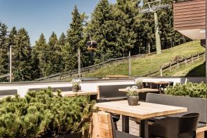 阿维兰奥约瑟夫山庄度假酒店的户外庭院配有桌椅和树木。