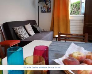 巴里吉斯Gîte de Fanfan的客厅配有带一碗水果的桌子