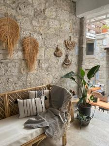 阿拉恰特阿里科酒店的一间配有沙发和石墙的房间