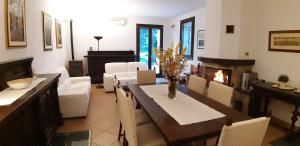 雷诺河畔卡尔代拉拉La Torre di Longara的客厅配有餐桌和壁炉