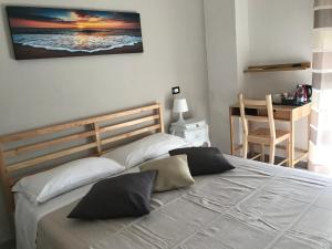 利沃诺ATTICO LIVORNO Bed & Relax的一间卧室配有一张带两个枕头的床