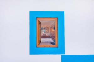 UsseiraObidos Rural Chic House的一面墙上的镜子,上面有蓝色