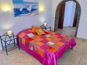 阿尔布费拉Villa Amendoeiras 52的一间卧室,卧室里配有一张色彩缤纷的床