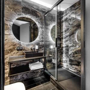 鹿特丹Le Marin Boutique Hotel的一间带水槽和镜子的浴室