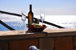 加藤扎克罗斯Coral Front Beach的一瓶水果和一瓶葡萄酒及玻璃杯