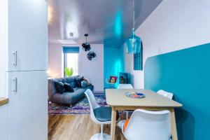 利物浦Tower-Gem - Beautiful Blue Apartment with FREE parking near the Marina的一间厨房,里面配有桌椅