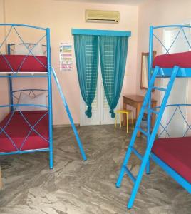 佩里萨Youth hostel Anna的客房设有两张双层床和一张书桌。