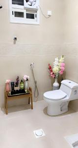 艾卜哈مساكن الدار 1的浴室设有卫生间,并种植了鲜花。
