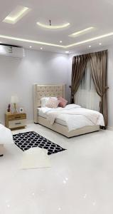 艾卜哈مساكن الدار 1的一间卧室配有一张带窗帘的大床