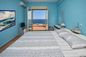 考特索纳里Villa Blue Dream的一间卧室设有一张大床,享有海景
