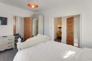 海斯廷斯Master accommodation suite 2 sea view with balcony的相册照片