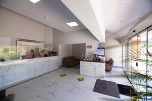 圣克鲁斯Hotel Sirari By Regina的大客房,设有白色瓷砖地板和大镜子