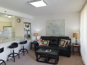 檀香山PonoAloha的客厅配有黑色沙发和桌子