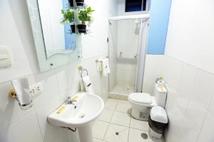 马尔多纳多港Hotel Boulevard的白色的浴室设有水槽和卫生间。