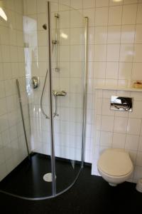 RøværRøvær KulturHotell的带淋浴和卫生间的浴室