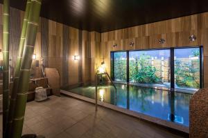 三原市Hotel Route-Inn Mihara Ekimae的一个带大窗户的房间内的游泳池