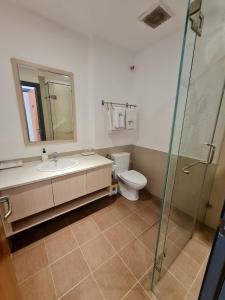 大叻彦安百花酒店的浴室配有卫生间、盥洗盆和淋浴。