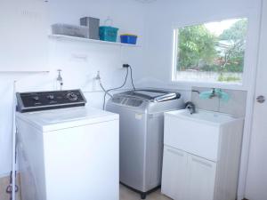 伊鲁卡Koala Lodge Studio 1的洗衣房配有2台洗衣机和烘干机以及窗户