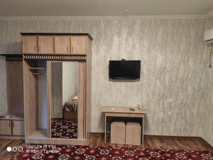 乌尔根奇MOTEL LION的一间设有镜子和墙上电视的房间