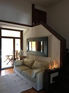 孔波尔塔T1 Troia Resort - Praia Mar的带沙发和镜子的客厅