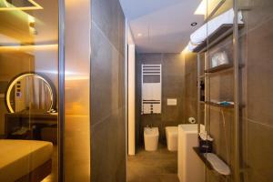 塞塔拉查理汽车旅店酒店的浴室配有卫生间和水槽。
