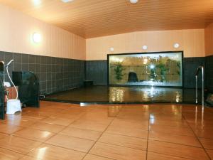 石卷市石卷中央路线酒店的一间设有舞池和大屏幕的房间
