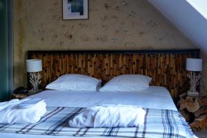 蒙蒂尼布勒托讷奥柏格杜马奈酒店的一间卧室配有带白色床单和枕头的床。