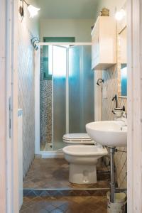 阿特里Casale Vittoria的带淋浴、卫生间和盥洗盆的浴室