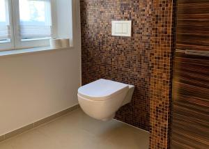 拜罗伊特Apartment am Festspielpark的瓷砖墙内带卫生间的浴室