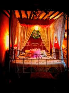 ValeriaRoom in Lodge - Romantic getaway to Cuenca at La Quinta de Malu的一间卧室配有一张带天蓬和窗帘的床