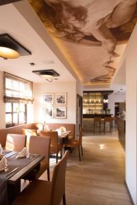 科斯费尔德哈塞尔霍夫酒店及餐厅的天花板上画画的用餐室