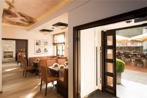 科斯费尔德哈塞尔霍夫酒店及餐厅的餐厅设有1间带桌椅的用餐室
