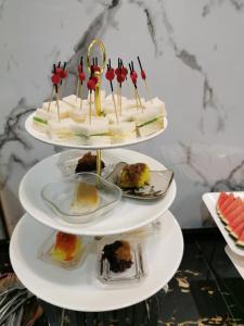 春蓬春蓬莫拉克双子酒店的盘子里的三层蛋糕,还有其他甜点