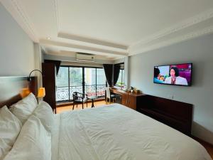 宁平宁平温哥华酒店的配有一张床和一台平面电视的酒店客房