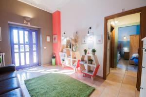 卢切拉Masseria Sant'Agapito的带沙发和绿色地毯的客厅