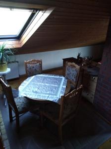 奥古斯都堡Ferienhaus Ullrich的一间带桌椅和窗户的用餐室